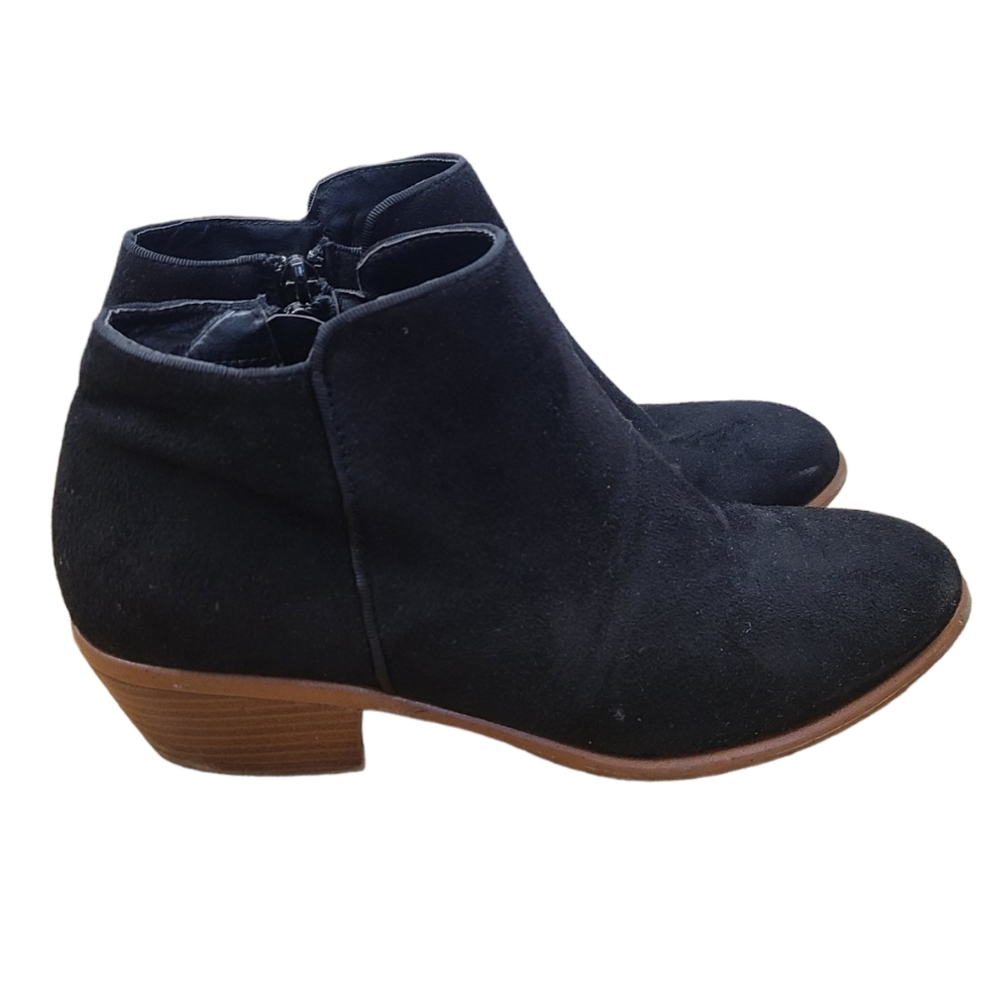 Wild Diva Black Faux Suede Black Ankle Booties size 6